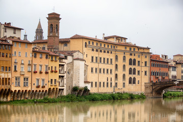 Fototapeta na wymiar Historic buildings along the banks of the Arno river