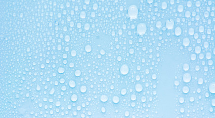 Structural glass with small water droplets