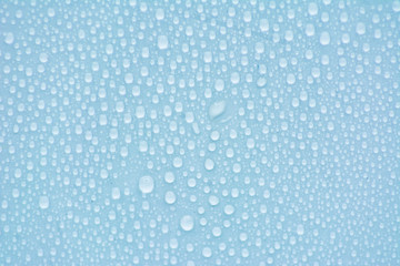 Structural glass with small water droplets