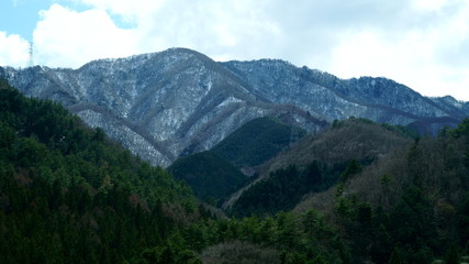 Fototapeta na wymiar 早春の山に雪が積もった