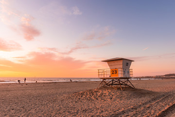 Lifeguard Tower on the beach at sunset - obrazy, fototapety, plakaty