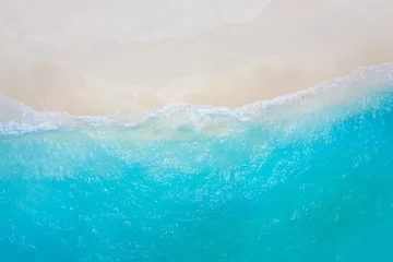 Foto op Plexiglas Zomer zeegezicht mooie golven, blauwe zeewater in zonnige dag. Bovenaanzicht van drone. Zee luchtfoto, verbazingwekkende tropische natuur achtergrond. Mooie heldere zee met spattende golven en strandzandconcept © icemanphotos
