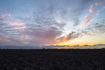 Obraz premium Stunning colors in the sky over the wide open and flat landscape of the province of South Holland 