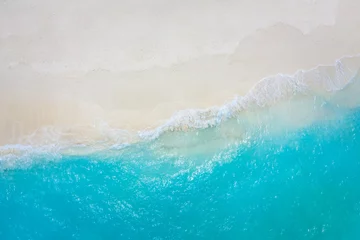 Foto op Aluminium Zomer zeegezicht mooie golven, blauwe zeewater in zonnige dag. Bovenaanzicht van drone. Zee luchtfoto, verbazingwekkende tropische natuur achtergrond. Mooie heldere zee met spattende golven en strandzandconcept © icemanphotos
