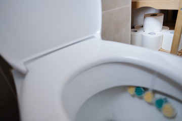 Toilettenpapier im wc