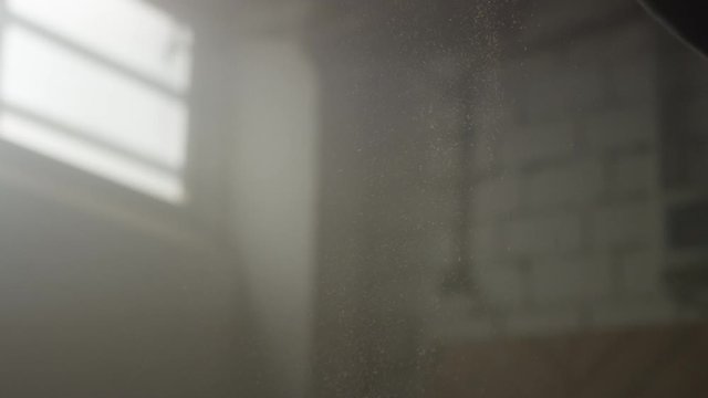 Staub rieselt in Nebliger Werkstatt