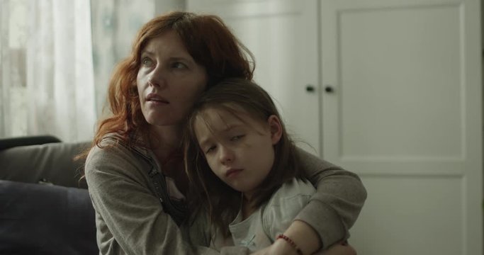 Matka przytula chorą c&oacute;rkę.