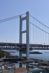 Obraz premium 日本の岡山県倉敷市下津井の海と瀬戸大橋