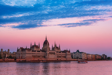 Naklejka premium Budapest Parliament and river