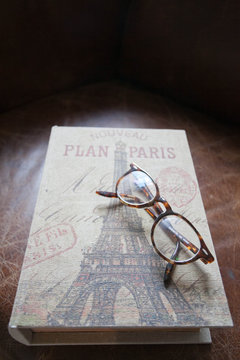 Paire de lunettes posées sur un plan de Paris