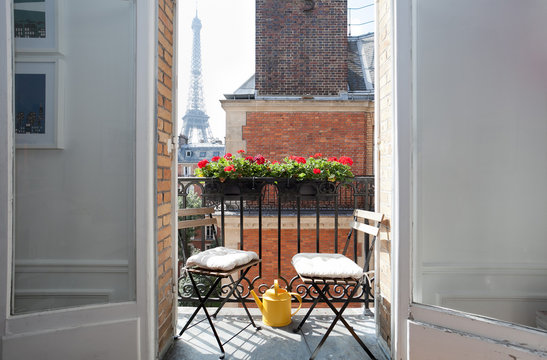 Chaises sur le balcon
