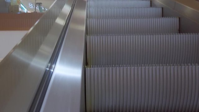 Lift goes down with people in the mall