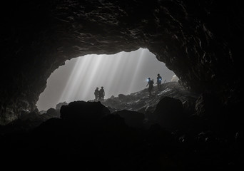 Erkunde die Höhle