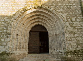 Portail d'entrée de l'église de Montflanquin village du département du Lot et Garonne un des...