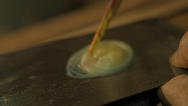 mixing epoxy resin glue for wood
