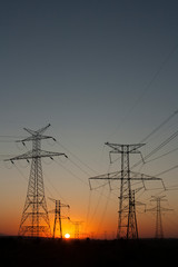 Torres de energ&iacute;a el&eacute;ctrica al amanecer