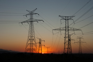 Torres de energ&iacute;a el&eacute;ctrica al amanecer