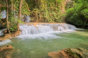 Fototapeta premium widok białej jedwabistej wody przepływającej wokół zielonego lasu, 3 piętro wodospadu Huay Mae Khamin (Wang Nar Pha) Kanchanaburi, na zachód od Tajlandii.