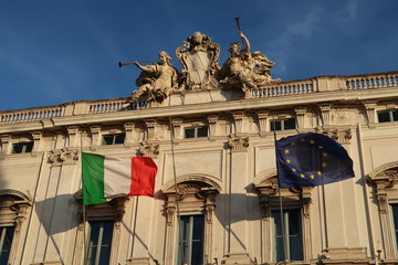 Drapeau italien et drapeau européen aux fenêtres du palais de la Consulta, siège de la Cour constitutionnelle de la République italienne à Rome (Italie)