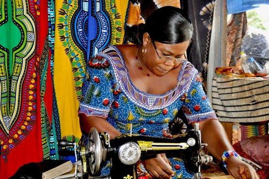 Afrikanische Schneiderin an ihrer N&auml;hmaschine