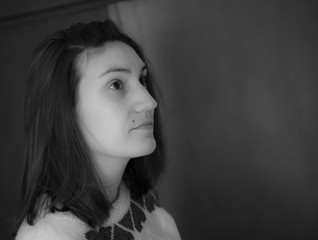 chica mirada blanco y negro