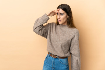 Young caucasian woman over isolated background with surprise expression while looking side