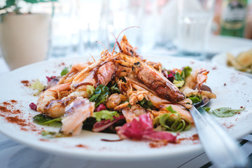 Salat mit Meeresfrüchten, griechische Taverne