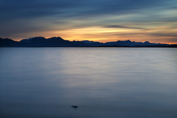 Obraz premium Glühendes Abendrot mit Blick auf die Alpen am Chiemsee nach dem Sonnenuntergang