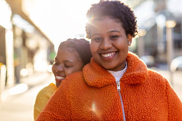 Naklejka premium Two beautiful Afro american women having fun together in the city