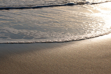 olas ronmpiendo en la arena de la playa
