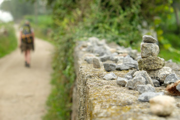 Pila de piedras y peregrina en el Camino de Santiago Portugués entre São Pedro de Rates y...