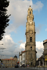 Fototapeta na wymiar Torre de los Clérigos de la ciudad portuguesa de Oporto.