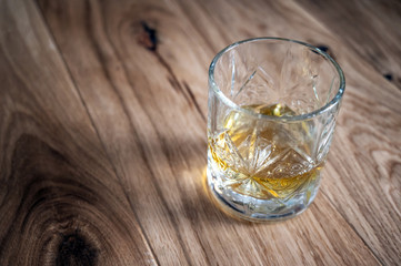 Whisky w szklance z lodem - obrazy, fototapety, plakaty