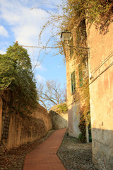 Obraz premium Finalborgo (SV), Italy - December 12, 2017: A typical pathway in Finalborgo village, Finale Ligure, Liguria, Italy