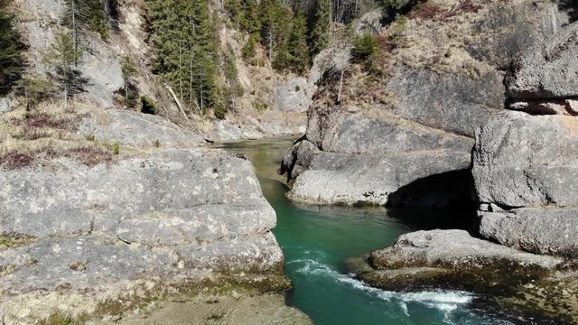 Ammerschlucht und Ammerdurchbruch bei Saulgrub, bekannt als "Scheibum", als Luftaufnahme im Steigflug