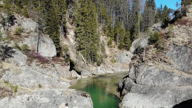 Ammerschlucht und Ammerdurchbruch bei Saulgrub, bekannt als "Scheibum", als Luftaufnahme im R&uuml;ckw&auml;rtsflug