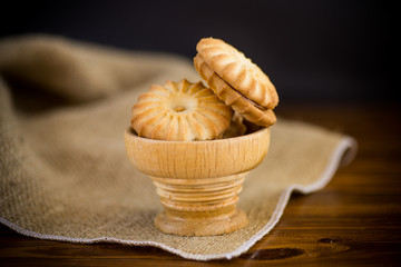 sweet crispy cookies round with a filling of condensed milk