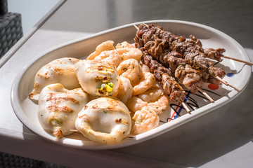 Shrimps, Souvlaki, Kalamari grillen © Michael