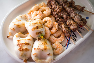 Shrimps, Souvlaki, Kalamari grillen © Michael