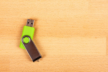 grüner USB-Stick mit Textfreiraum - obrazy, fototapety, plakaty