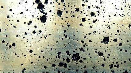 穴の開いた金属の壁