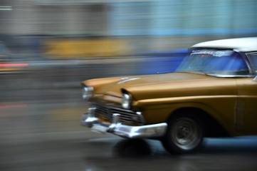 Fototapeta na wymiar Old car on the move in Cuba