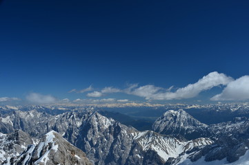 Fototapeta na wymiar snowy mountain peaks seen from the Zugspitze