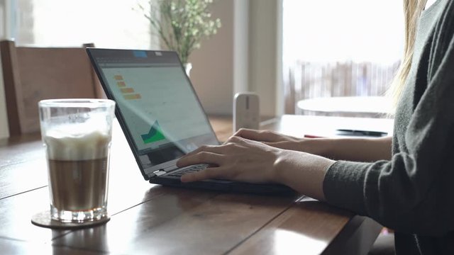 Homeoffice Frau am Laptop neben Babyphone