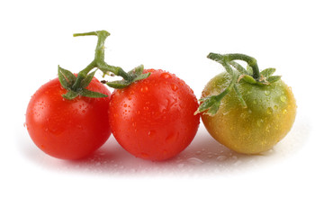 Ripe and unripe cherry tomatoes
