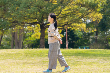 春の公園で散歩している子供