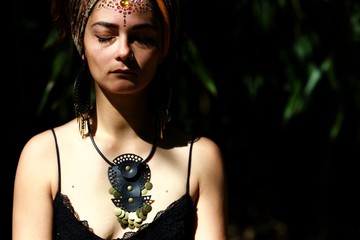 Méditation jeune femme nature zen calme 