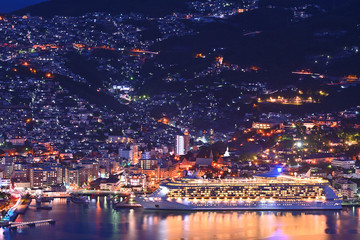 長崎の夜景とクルーズ船