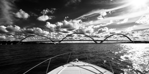 Ponte JK e lago Paranoá em um passeio de lancha, durante um típico céu de Brasília