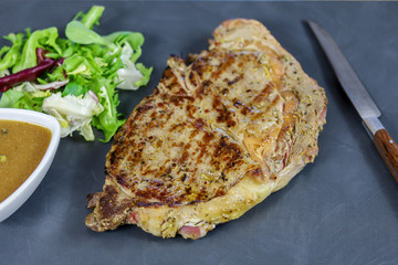 entrecôte de boeuf grillée sur une ardoise
